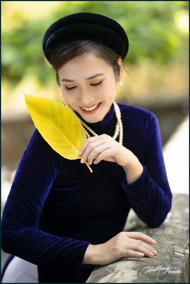 Trong hình ảnh có thể có: 1 người, đang ngồi, ngoài trời và cận cảnh