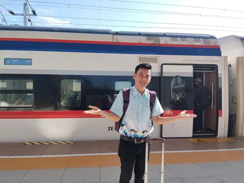 Đoan Trường đi “xuyên” Lào bằng tàu đường sắt tốc độ cao 160 km/h