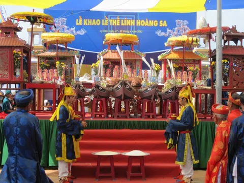 Hoàng Sa mây nước bốn bề…