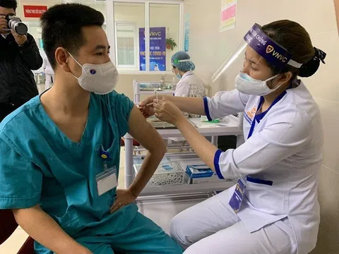 Chủ tịch Hà Nội yêu cầu ứng trực 24/24/7, vaccine về đến đâu tiêm hết đến đó