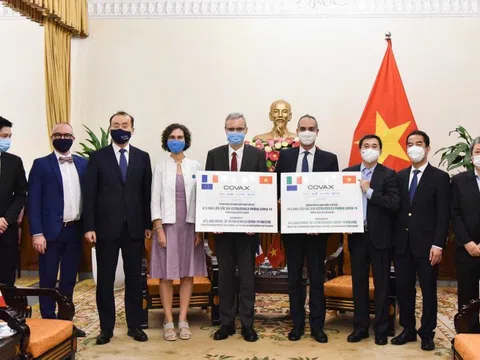 Việt Nam tiếp nhận 1,5 triệu liều vắc xin AstraZeneca do Pháp và Italy tặng