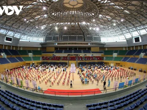 Với 100 triệu dân, Việt Nam cần điều chỉnh chiến lược để chống dịch thế nào?