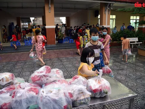 Mang Tết trung thu đến với thiếu nhi trong các bệnh viện dã chiến, khu phong tỏa