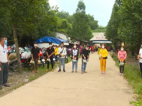 Những tấm lòng vàng “trợ lực” đồng bào trên đường về quê tránh dịch
