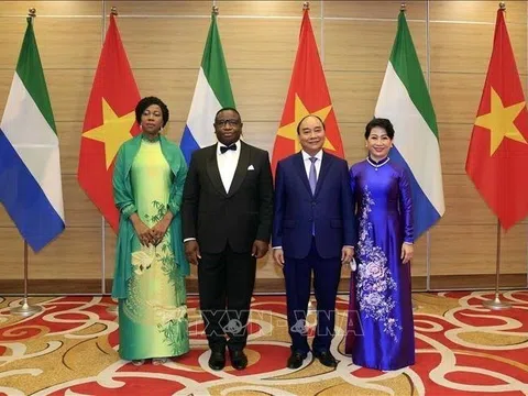 The First Lady of Sierra Leone President wore a "traditional Ao Dai" during her visit to Vietnam