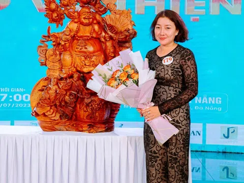 Doanh nhân Liêu Thị Mỹ Hạnh đấu giá vật phẩm gây quỹ thiện nguyện