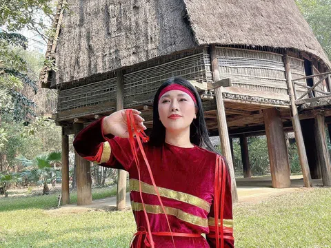 NSƯT Hương Giang hóa thân vào cô gái Pa Kô thể hiện xúc động ca khúc cách mạng