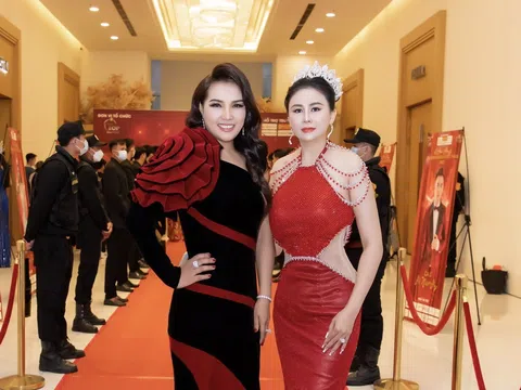 Hoa hậu Lý Kim Ngân đọ sắc cùng trưởng BTC hoa hậu Đặng Gia Bena tại tại sự kiện