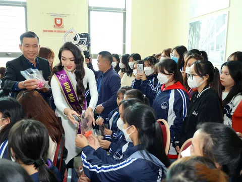 Tân Hoa hậu Nguyễn Mai Anh mang vương miện về thăm trường hậu đăng quang