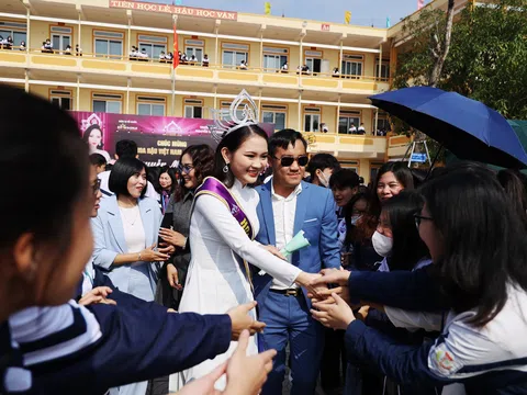 Tân Hoa hậu Nguyễn Mai Anh trở về trong sự chào đón của toàn trường THPT Nguyễn Duy Trinh