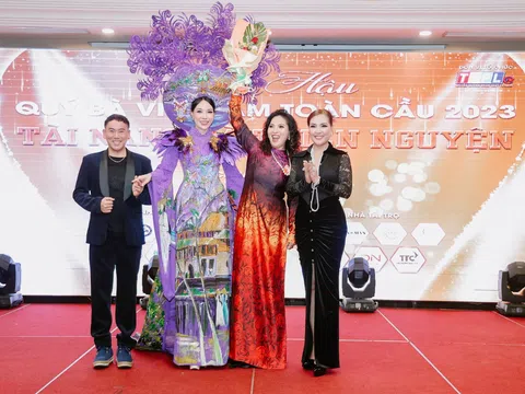 Áo dài của NTK Tony Phạm do Người mẫu Khánh Phượng trình diễn được đấu giá thành công với số tiền 95 triệu đồng