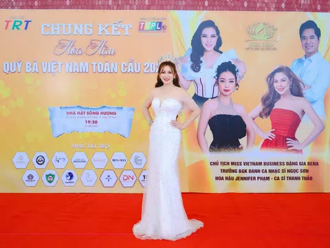 Á hậu Trần Thụy Thanh Nhã trao danh hiệu cho người kế nhiệm tại Chung kết Hoa hậu Quý bà Việt Nam Toàn cầu 2023