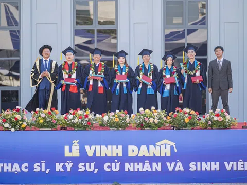 Trường ĐH GTVT TP.HCM làm lễ vinh danh cho các tân phó giáo sư, thạc sĩ, kỹ sư, cử nhân và sinh viên ưu tú