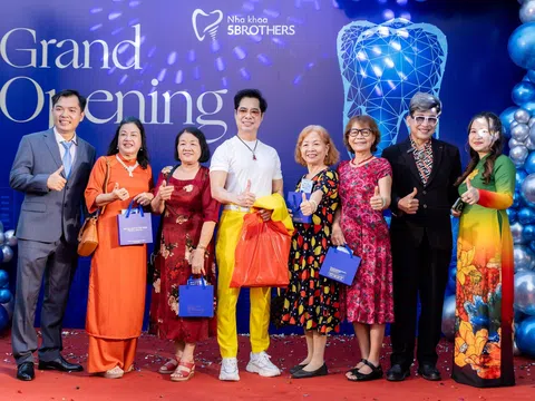 Danh ca Ngọc Sơn, MC Thanh Bạch tham dự khai trương Nha khoa Quốc tế 5BROTHERS