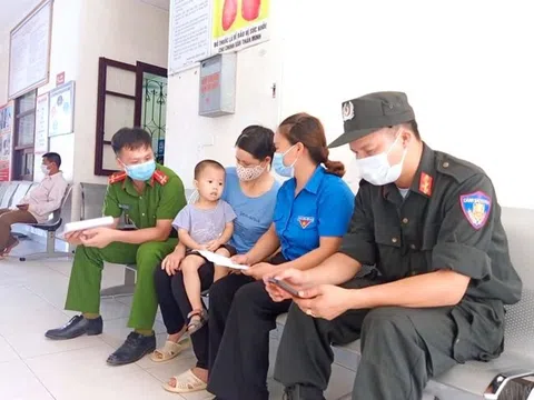 Trao tặng bằng khen cho 2 chiến sĩ Công an hiến máu cứu người trong vùng dịch tại Bắc Giang