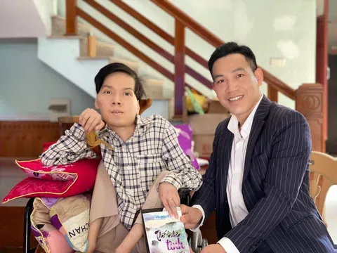 Nhà báo Vương Xuân Nguyên với tập thơ tình của Thi sĩ Vũ Đức Nguyên