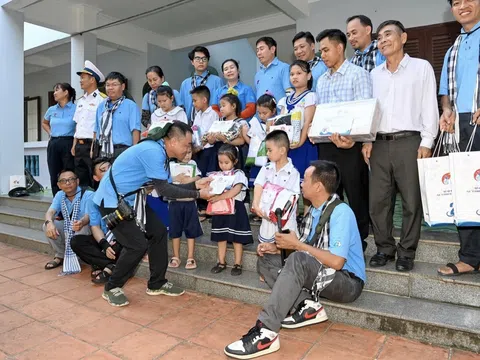 CLB "Vì Hoàng Sa - Trường Sa thân yêu" và Quỹ học bổng Vừ A Dính: Mang những tình cảm thân thương từ đất liền ra Trường Sa và Nhà giàn DK1