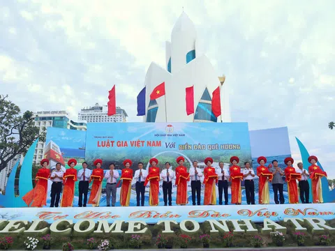 Khai mạc Tuần lễ trưng bày ảnh “Luật gia Việt Nam với biển, đảo quê hương”