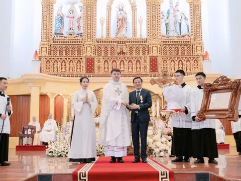 Phê-rô Trần Thanh Lương vinh dự nhận Huân chương Thánh giá