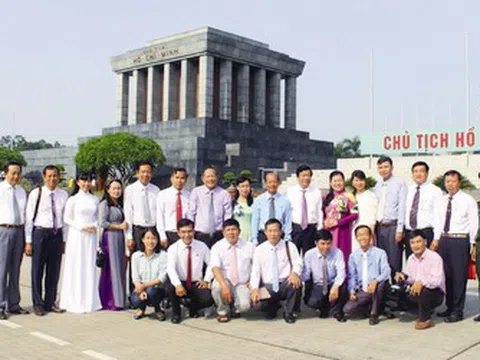 Dâng lên Bác đóa hoa xuân tươi thắm nhất