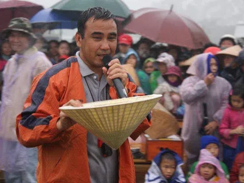 Được ông xã NSND Hồng Vân khen là nghệ sĩ của toàn dân, MC Quyền Linh khiêm tốn: 'Mãi là nghệ sĩ ruộng nhé bạn hiền'