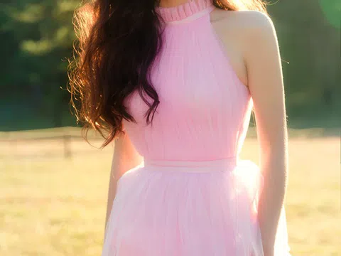 Hậu Miss World, Lương Thùy Linh bất ngờ tung bộ ảnh mới trong sắc hồng 'phong thủy'