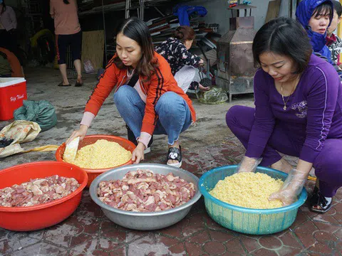 Người dân góp gạo thịt, xuyên đêm nấu bánh chưng cứu trợ đồng bào vùng lũ