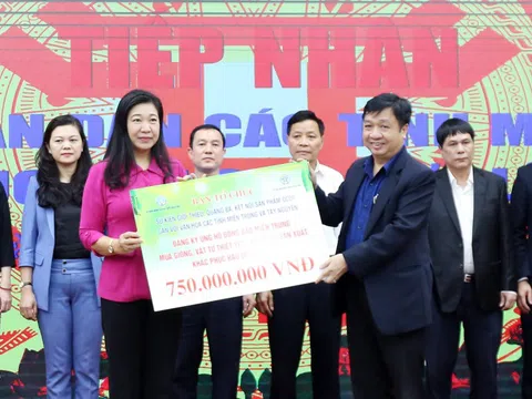 Ủng hộ 750 triệu đồng giúp miền Trung khắc phục lũ lụt