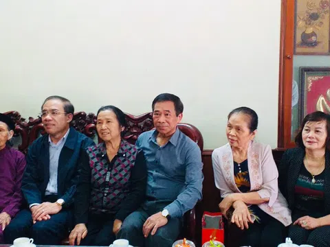 Bí thư Tỉnh ủy tỉnh Tuyên Quang tặng quà cho cụ Trần Thị Mậu tròn 100 tuổi