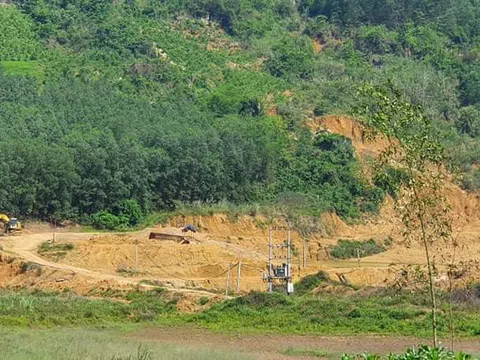 Địa phương làm ngơ cho doanh nghiệp khai thác tận thu sản xuất quặng trái phép khi chưa làm thủ tục chuyển nhượng.