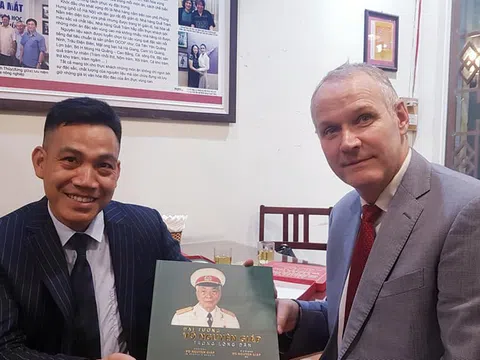 Hành trình đưa cuốn sách Đại tướng Võ Nguyễn Giáp trong lòng dân đến với biên cương, lãnh hải thiêng liêng của Tổ Quốc