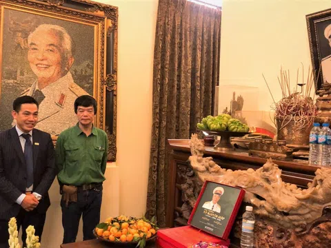 Tặng sách ảnh Đại tướng Võ Nguyên Giáp trong lòng dân cho gia đình Đại tướng