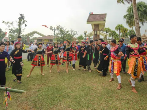 200 đồng bào tham gia Tuần "Đại đoàn kết các dân tộc - Di sản văn hóa Việt Nam"