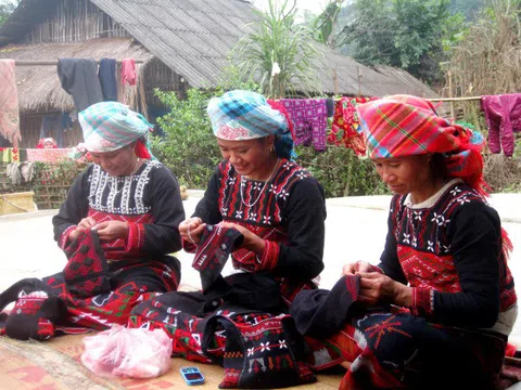 Lào Cai: Người Xa Phó ở Nậm Kéng thêu thổ cẩm làm du lịch
