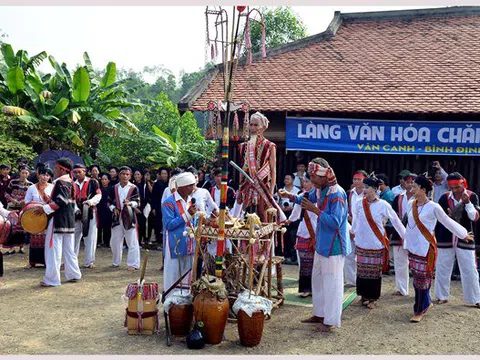 Múa trống đôi của người Chăm H’roi