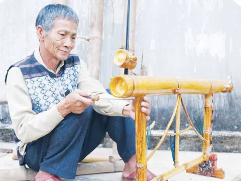 "Nghệ sĩ chân đất" gắn bó với đàn bầu