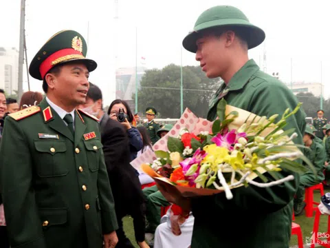 Thanh niên Quân khu 4 hăng hái lên đường nhập ngũ