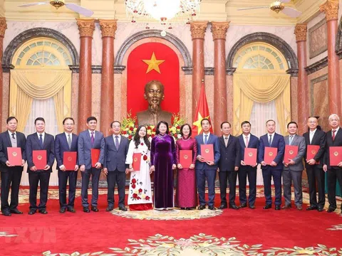 Phong hàm và thăng hàm Đại sứ cho 14 cán bộ ngoại giao