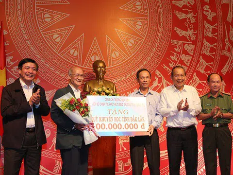 Phó Thủ tướng Thường trực Chính phủ trao học bổng cho Quỹ khuyến học Đắk Lắk