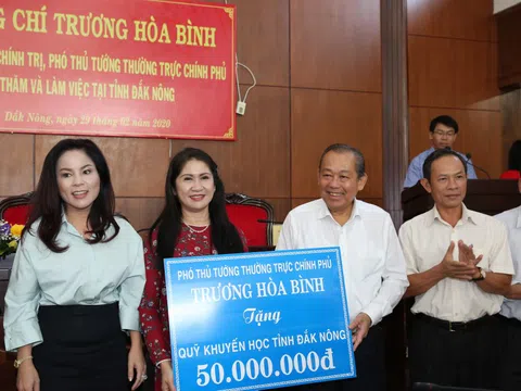 Phó Thủ tướng Thường trực trao học bổng cho học sinh nghèo tỉnh Đắk Nông