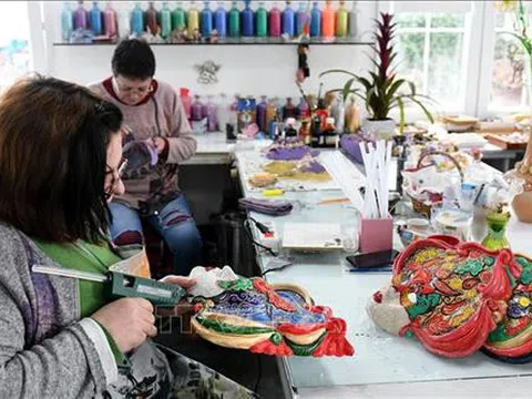 Khám phá xưởng thiết kế mặt nạ hóa trang thủ công nổi tiếng thế giới