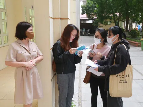Sinh viên trên địa bàn Hà Nội trong ngày đầu trở lại trường