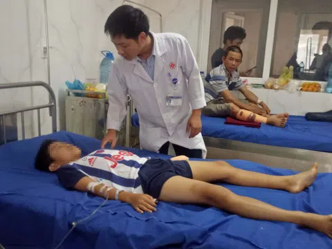 Bé trai bị dập nát bàn tay vì sử dụng điện thoại đang sạc