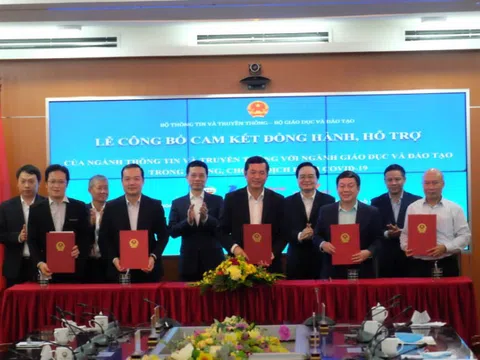 Tạm dừng đến trường nhưng không dừng việc học