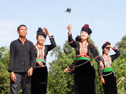 Ném còn, khát vọng và sự kết nối cộng đồng