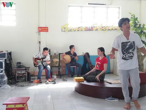 Các nghệ sĩ nhà hát Tây Đô tuyên truyền phòng dịch bằng đờn ca tài tử
