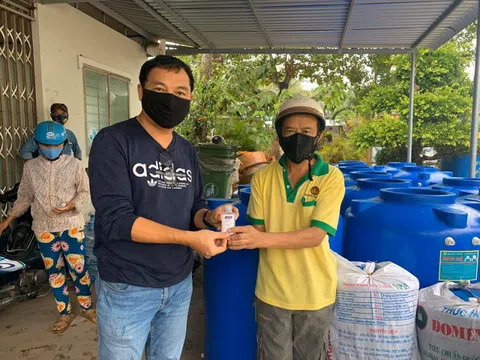 Đạo diễn Điệp Văn mang “nước sạch tình người” giữa mùa dịch...