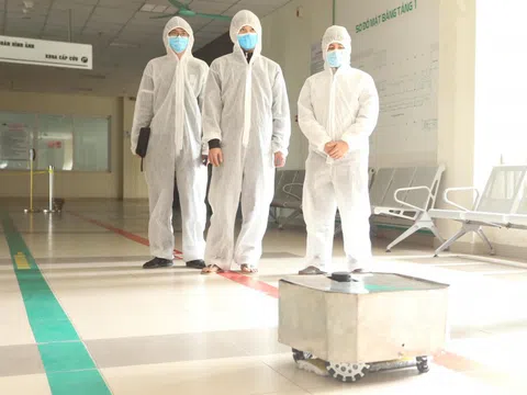 Việt Nam chế tạo thành công robot lau sàn khử khuẩn phòng bệnh