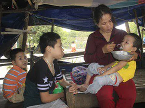 Đau nhói lòng cảnh vợ chồng tiều phu vật vã nuôi 3 con thơ bại não