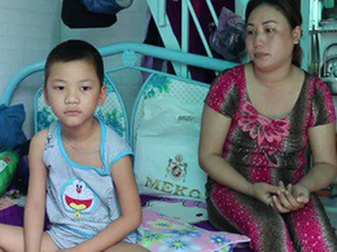 Người mẹ bán vé số ứa lệ ôm nỗi đau tuyệt vọng nhìn con ung thư